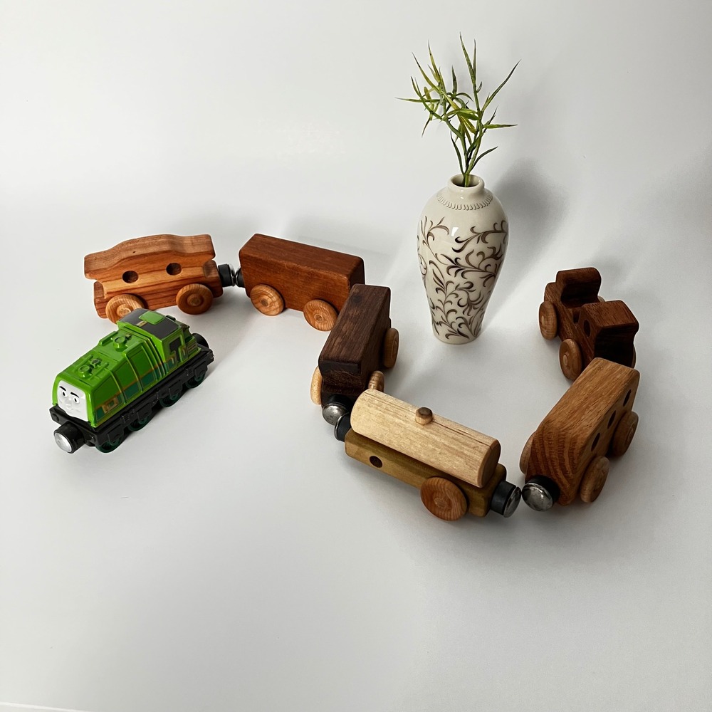 East Laurel Woodcrafts Toy Train 6pc Set Brown Magnetic Thomas Gator Engine